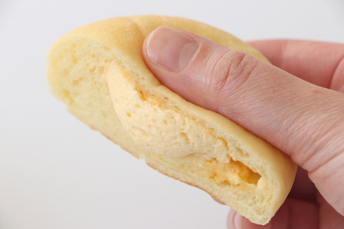 ローソン「クリームたっぷり!ふわもち冷やしクリームパン ダブルカスタード」
