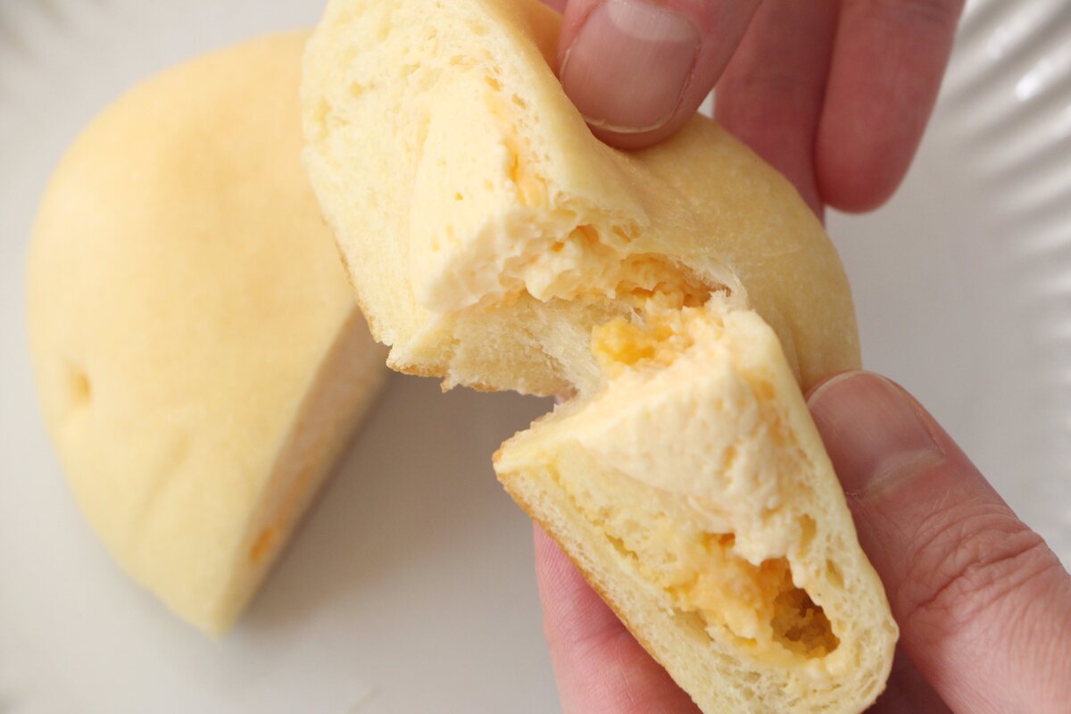 ローソン「クリームたっぷり!ふわもち冷やしクリームパン ダブルカスタード」