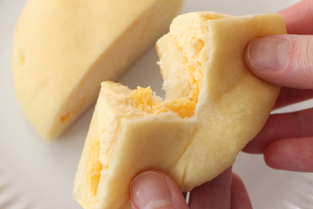 ローソン「クリームたっぷり!ふわもち冷やしクリームパン ダブルカスタード」