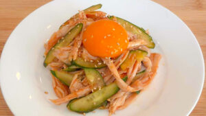 とろけ出す卵黄の誘惑──。「サラダチキンユッケ」コンビニ食材が最高の夜に。