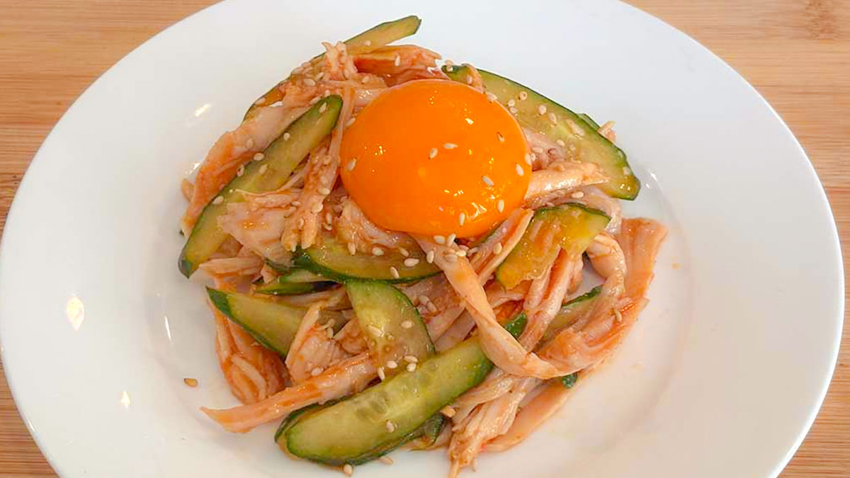 とろけ出す卵黄の誘惑──。「サラダチキンユッケ」コンビニ食材で最高の夜になる。