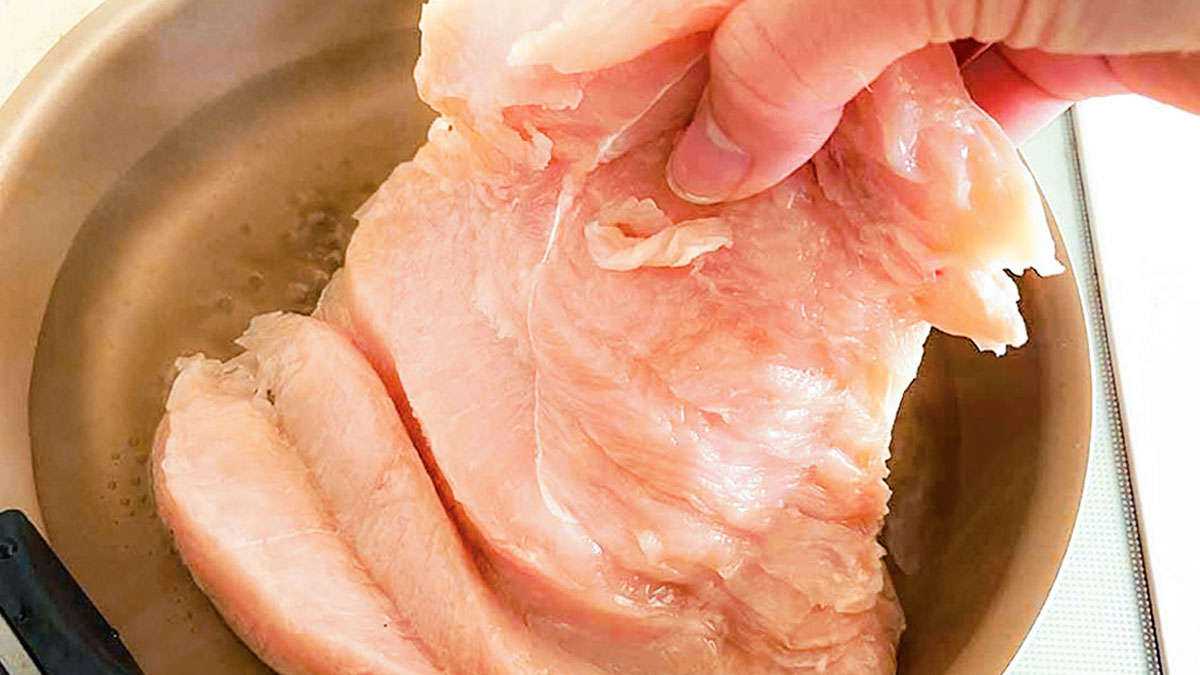 鶏むね肉がパサつきゼロに。栗原流「極上の茹で加減」もうビールが止まらない──。