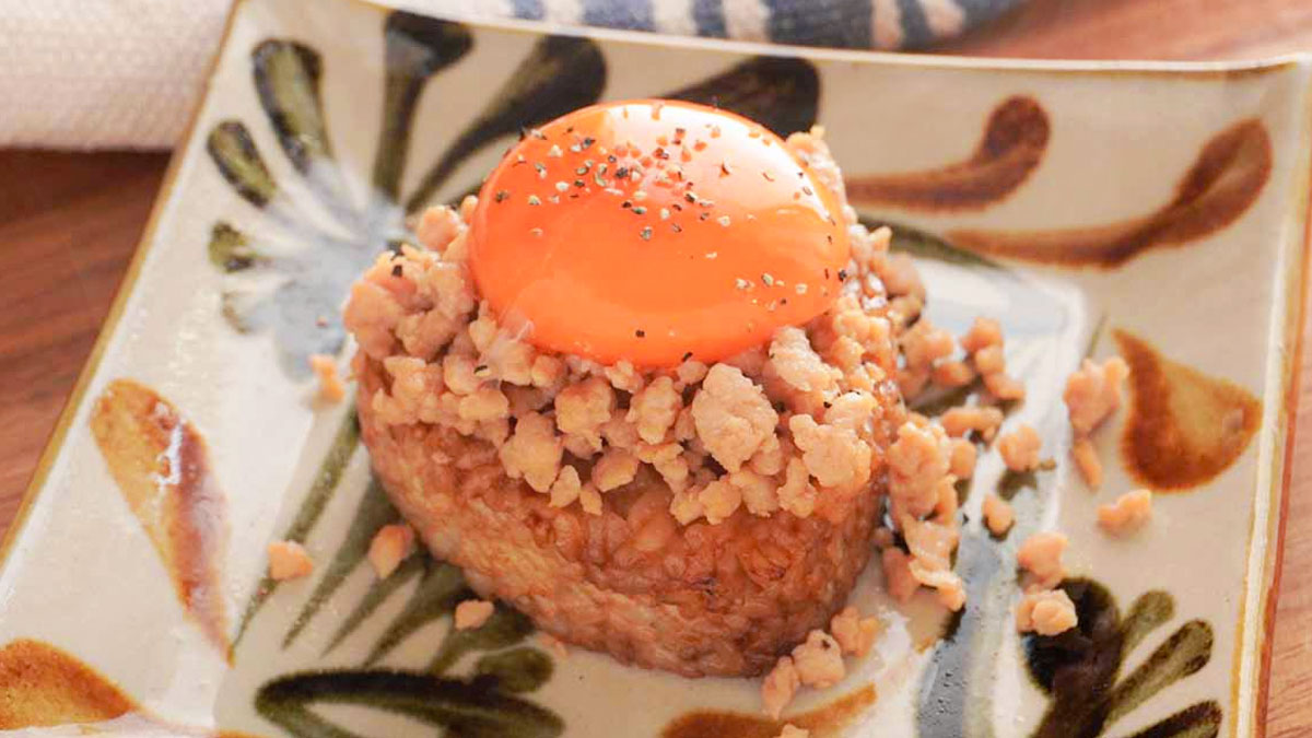 ちょっといい居酒屋に来た気分！自宅で作る絶品おつまみレシピ「鶏そぼろ卵黄とろり」