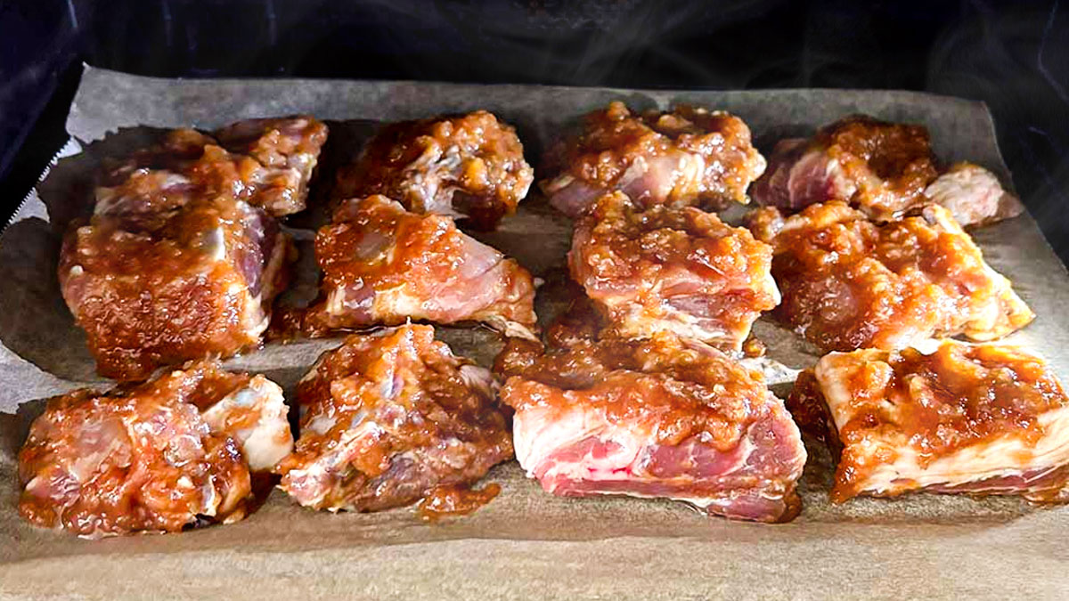 「これ、これなんだよ──。」骨から溢れる肉汁“ガツンと濃厚系”自作スペアリブ