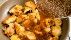 フライパンひとつで即完成！「ハイボールが秒で空に──。」至福の濃厚味噌カツ煮