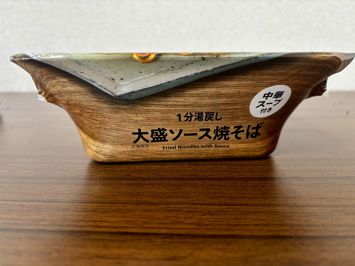 セブンイレブン「7P 1分湯戻し 大盛ソース焼そば」