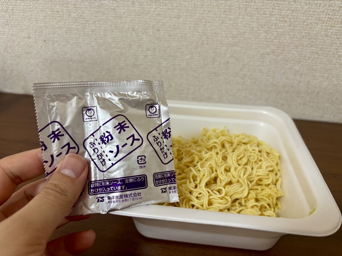 セブンイレブン「7P 1分湯戻し 大盛ソース焼そば」