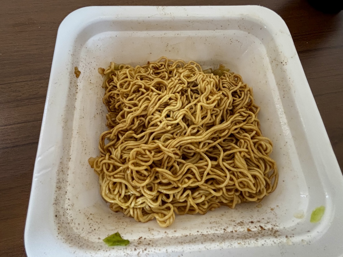 セブンイレブン「7P 1分湯戻し 大盛ソース焼そば」
