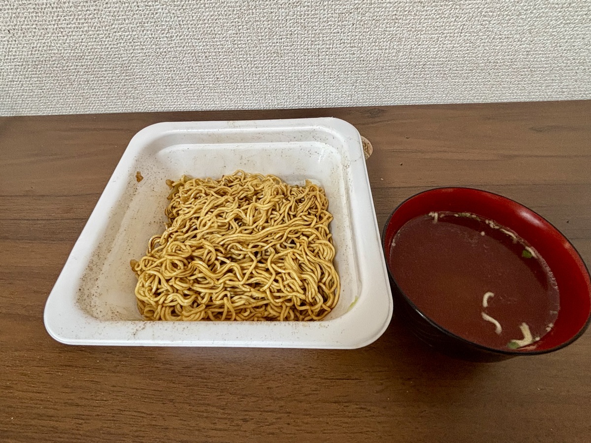 セブンイレブン「7P 1分湯戻し 大盛ソース焼そば」