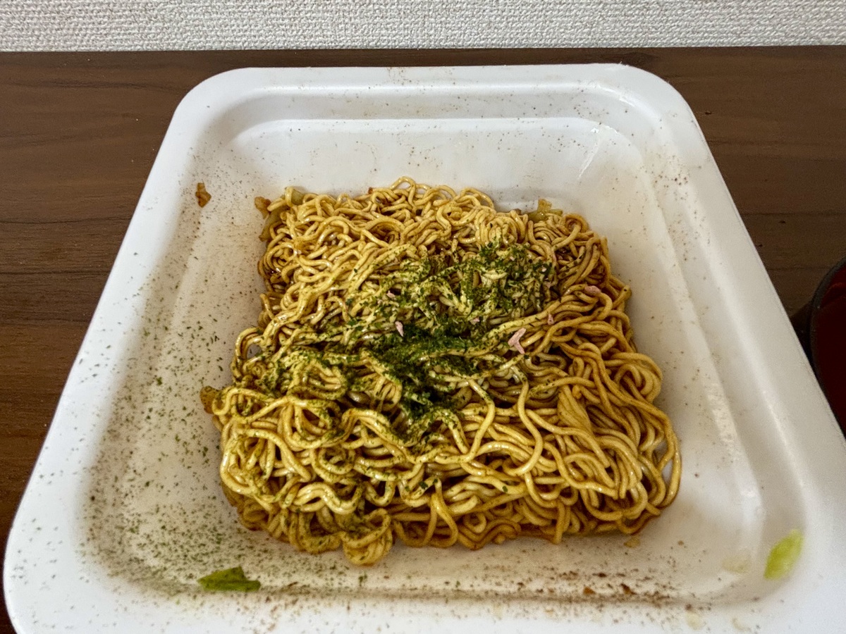 セブンイレブン「7P 1分湯戻し 大盛ソース焼そば」