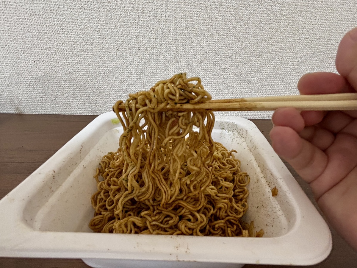 セブンイレブン「7P 1分湯戻し 大盛ソース焼そば」