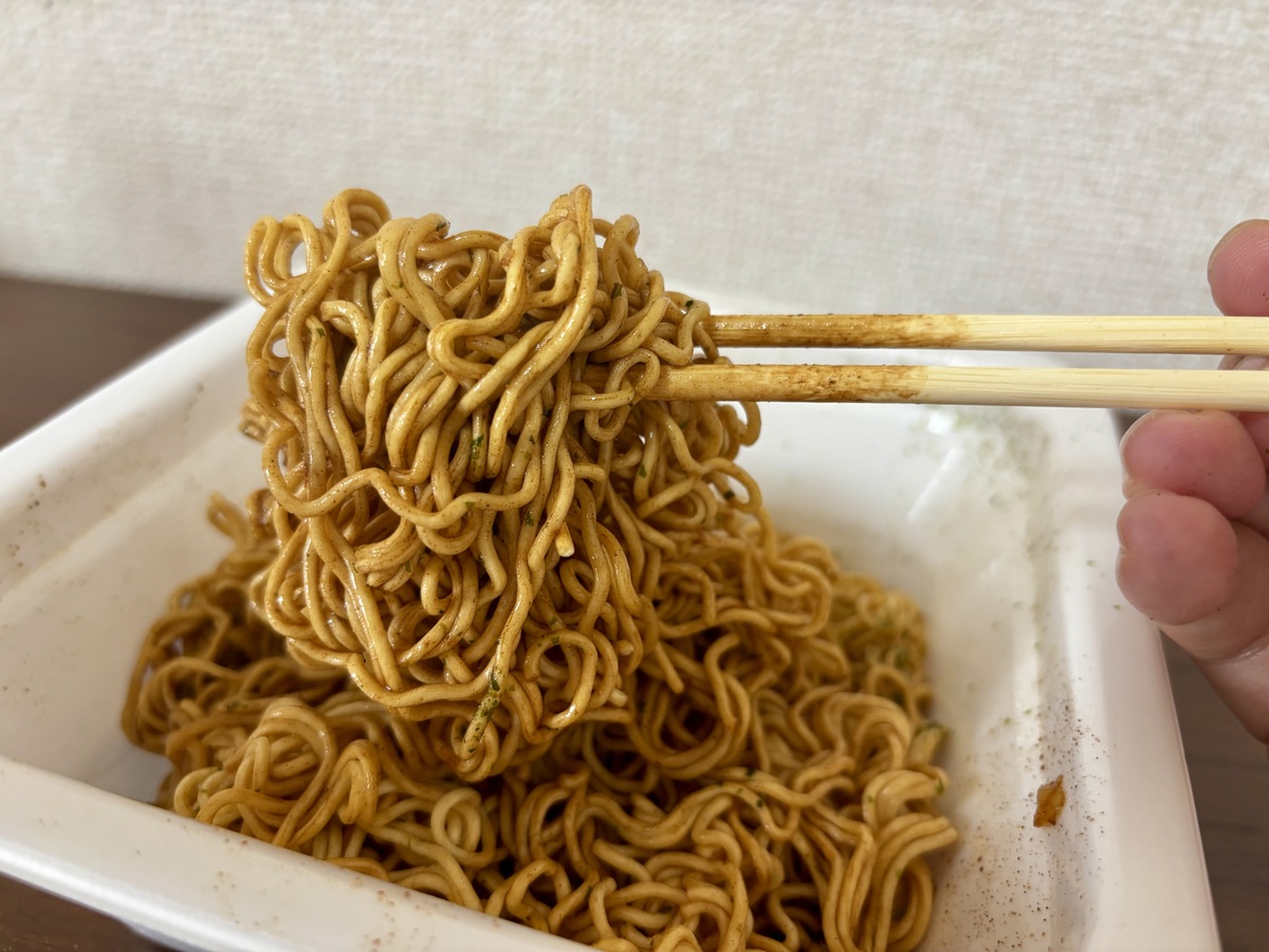 セブンイレブン「7P 1分湯戻し 大盛ソース焼そば」