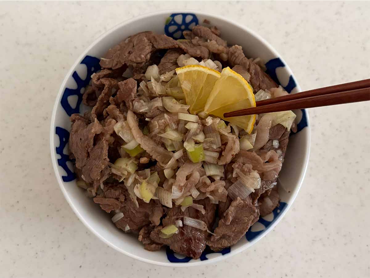 【メンズレシピ】ねぎ塩レモン牛丼