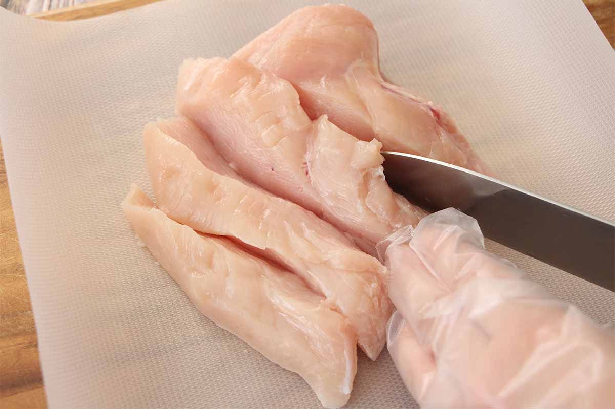 タサン志麻さん「鶏胸肉のベーコン巻き プチトマトのソース」