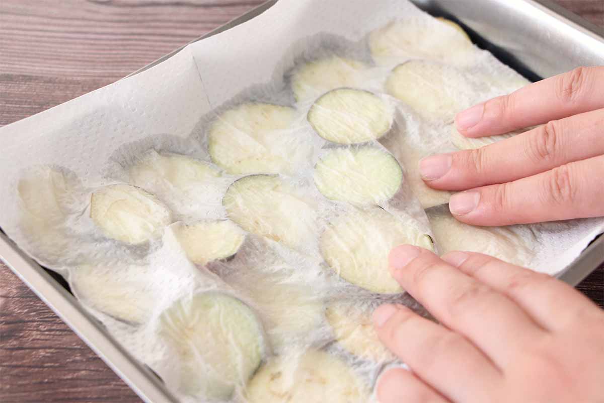 笠原将弘さん「なすと豚バラ肉のおかか炒め」