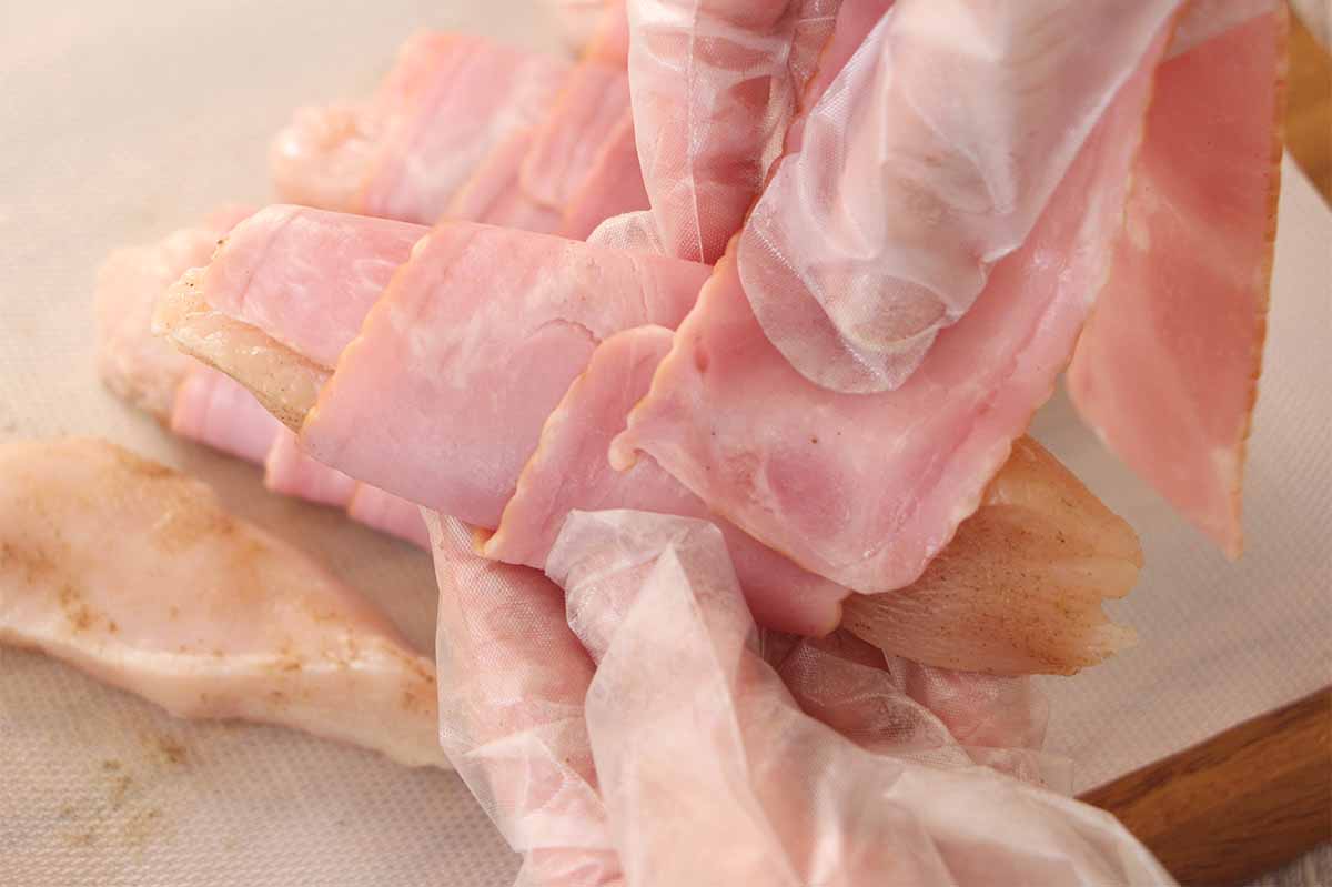 タサン志麻さん「鶏胸肉のベーコン巻き プチトマトのソース」