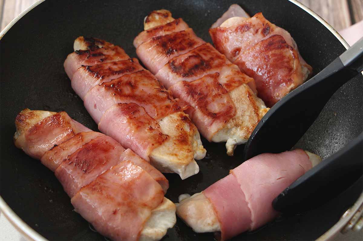 タサン志麻さん「鶏胸肉のベーコン巻き プチトマトのソース」