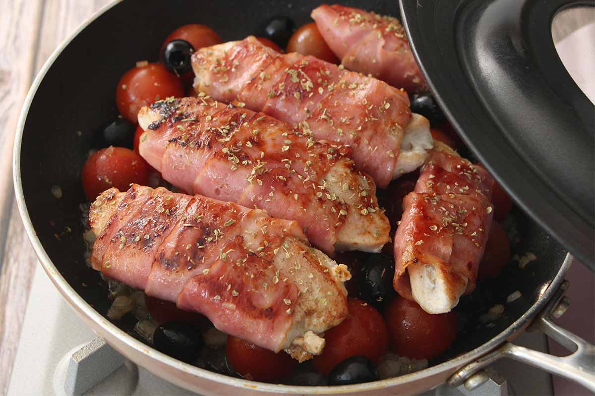 タサン志麻さん「鶏胸肉のベーコン巻き プチトマトのソース」