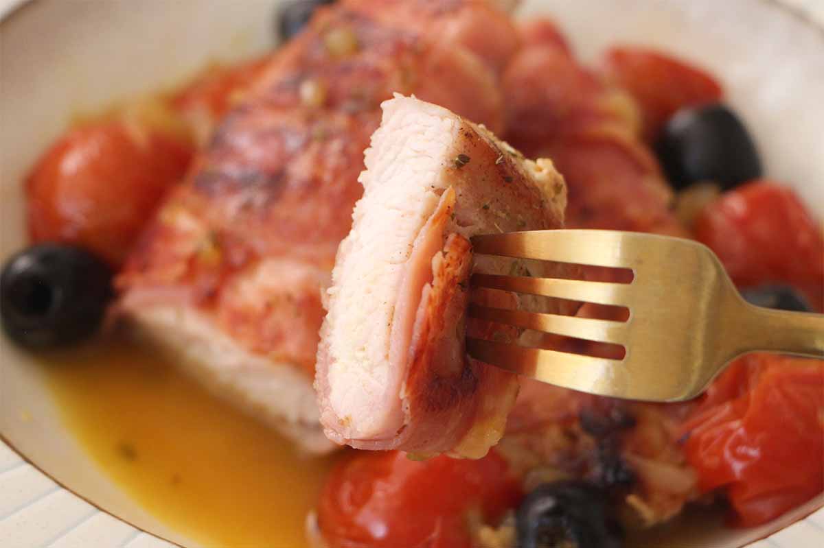 タサン志麻さん「鶏胸肉のベーコン巻き プチトマトのソース」