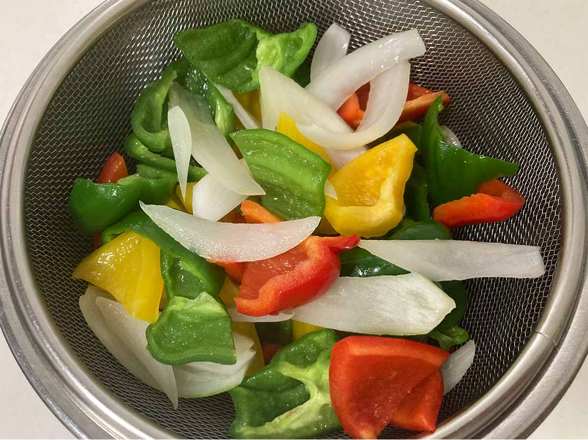 タサン志麻さん「豚肉とカラフル野菜のレモンじょうゆ炒め」