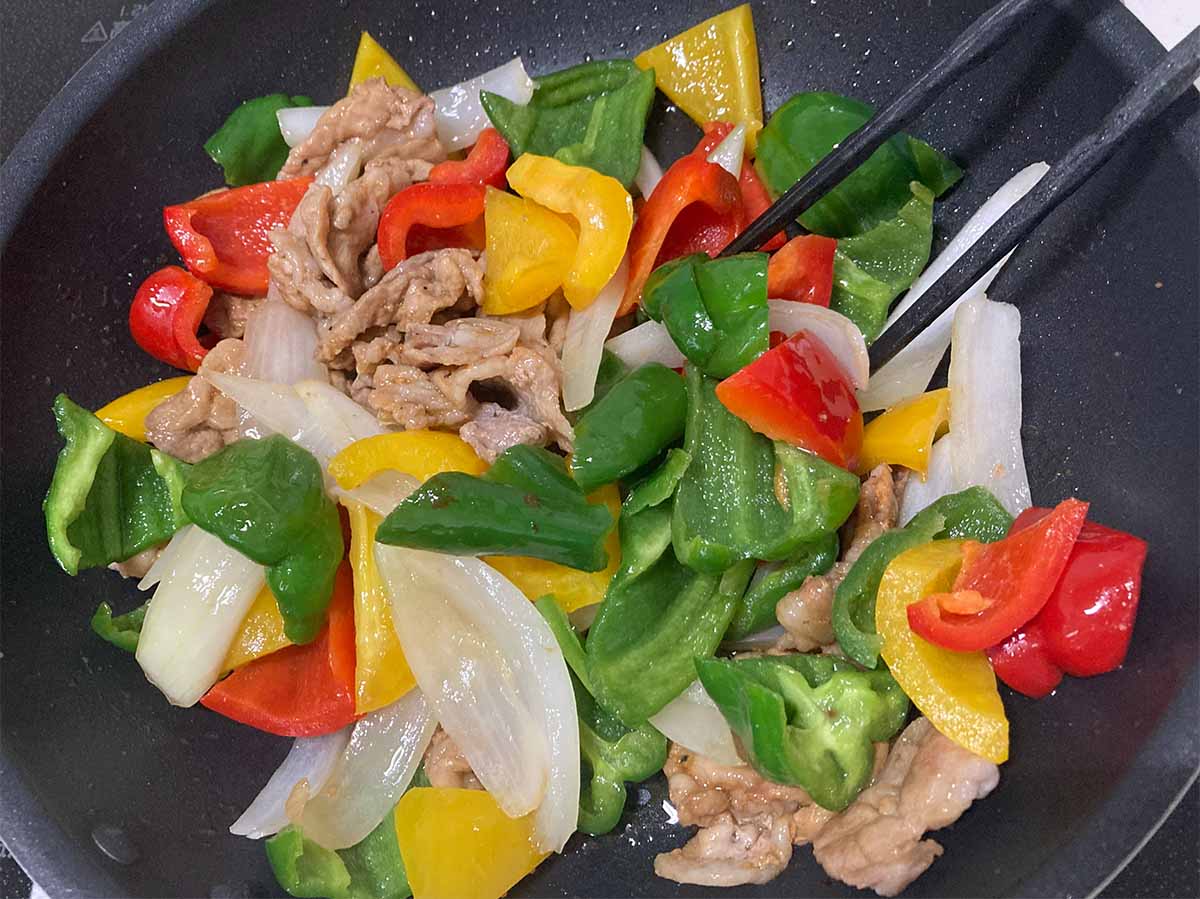 タサン志麻さん「豚肉とカラフル野菜のレモンじょうゆ炒め」