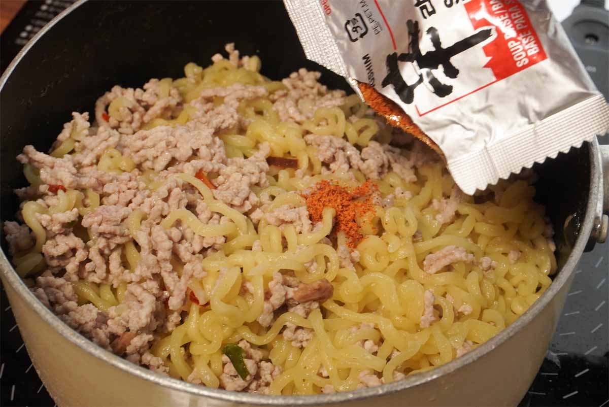 タサン志麻さん「辛ラーメンのまぜそば」