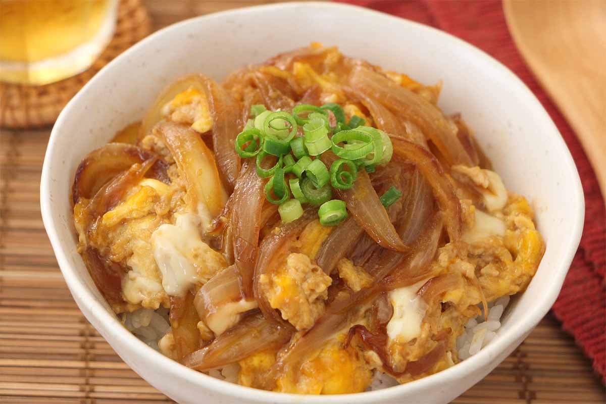 鶏肉なし親子丼レシピ｜玉ねぎと卵だけで作れる簡単節約メニュー