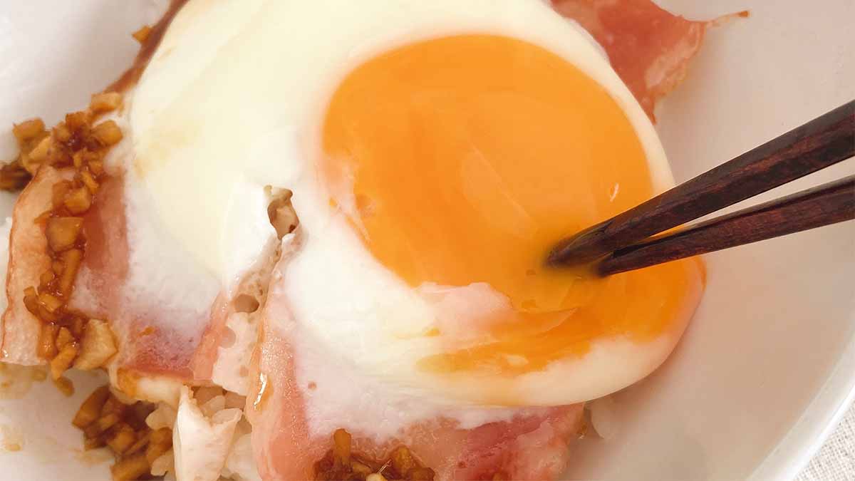 タサン志麻さん「スタミナベーコンエッグ丼」