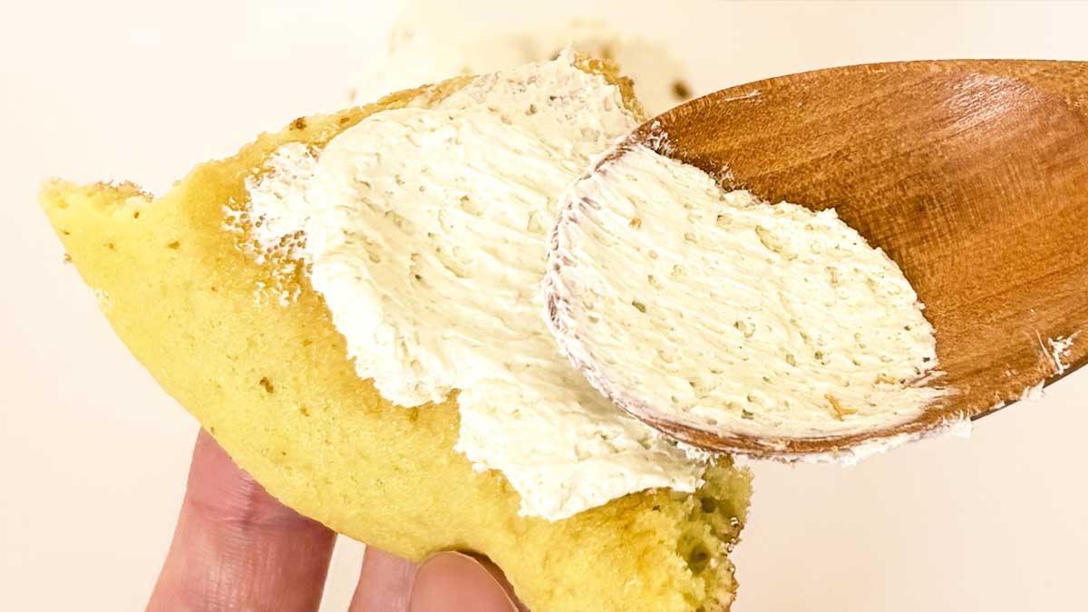 セブンイレブン「クラウンメロンのたっぷりホイップパンケーキ」