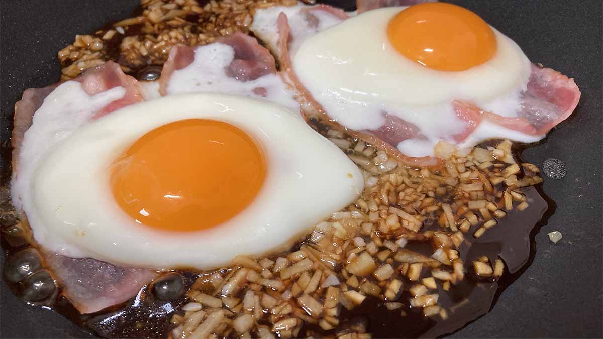 タサン志麻さん「スタミナベーコンエッグ丼」