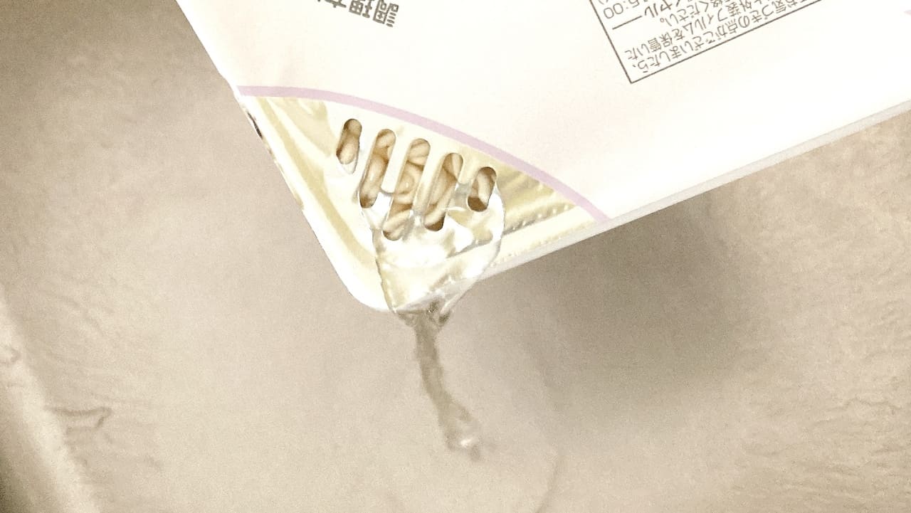 ペヤング 塩やきそば岩井のごま辣油付き