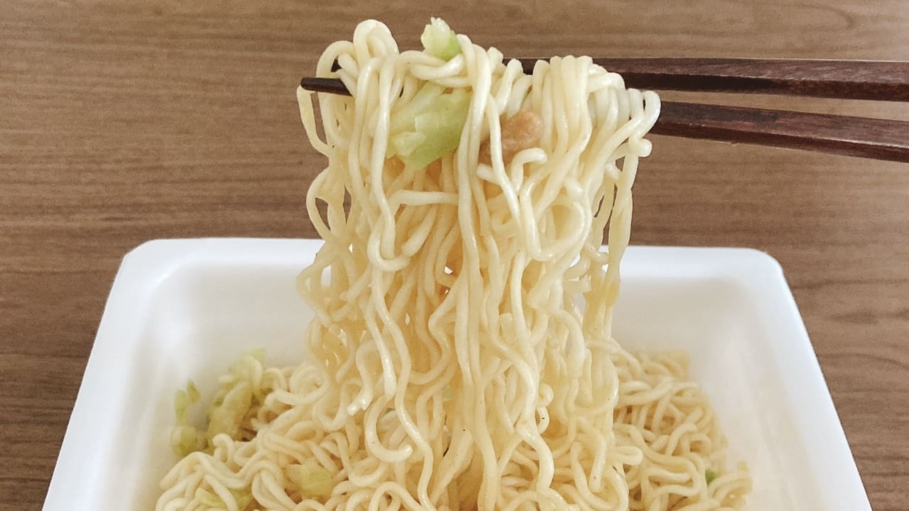 ペヤング 塩やきそば岩井のごま辣油付き
