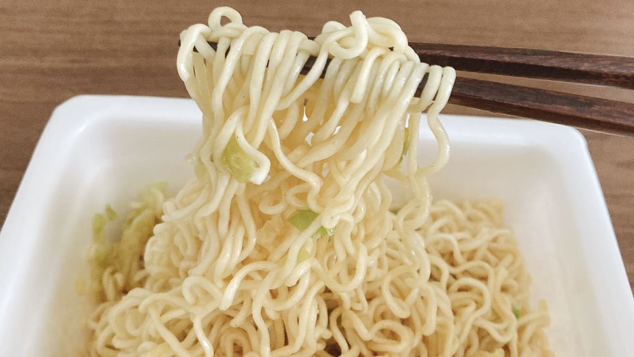 ペヤング 塩やきそば岩井のごま辣油付き