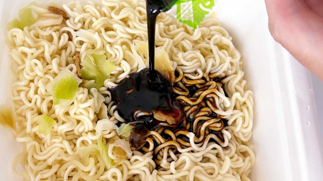 ローソン「函館ラッキーピエロ 万歳焼きそば ソース味」