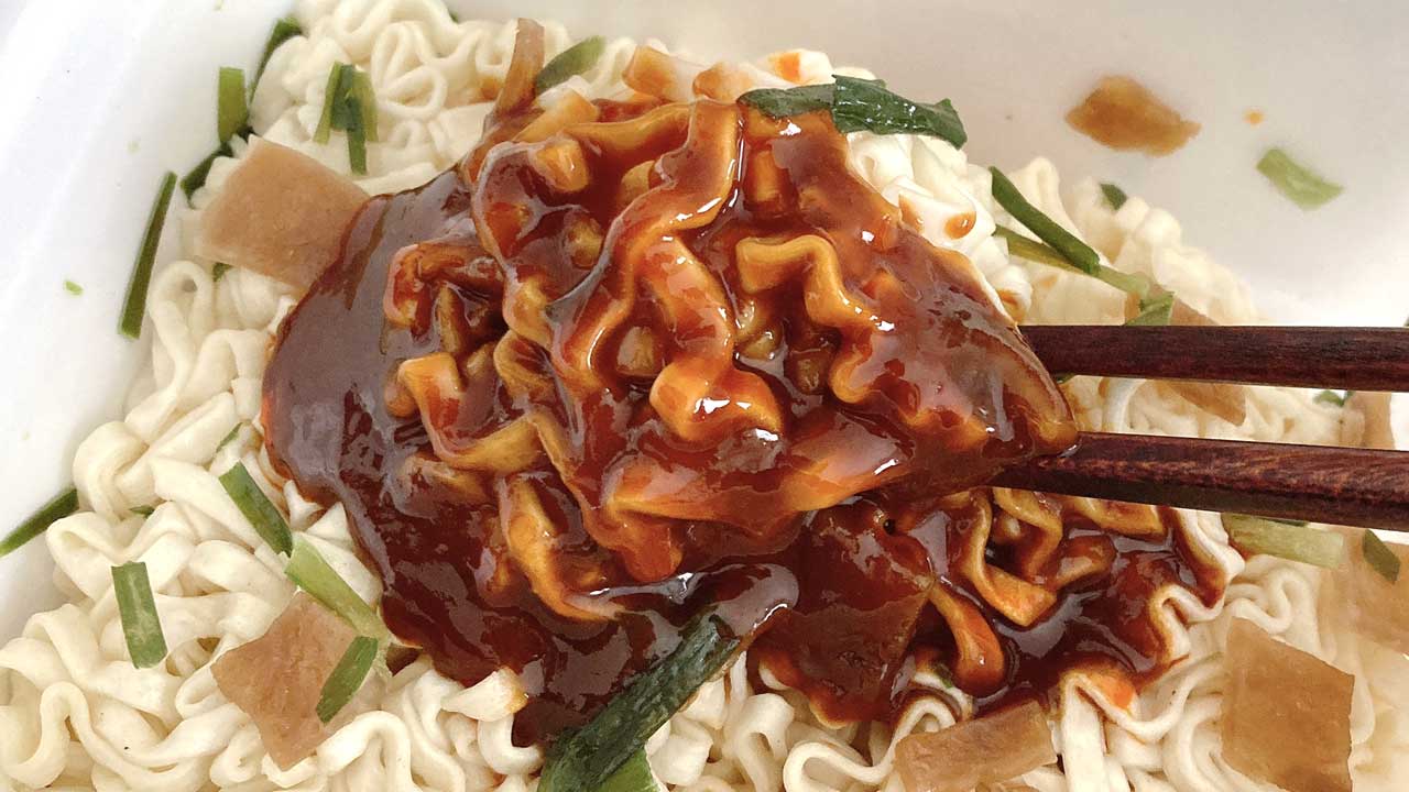 ペヤング 力麺ニンニクにら味噌味うどん