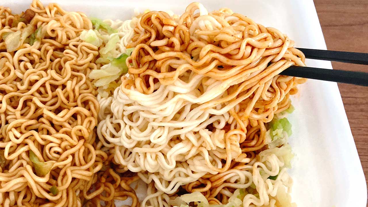 「ペヤング 超大盛やきそばハーフ&ハーフ激辛」