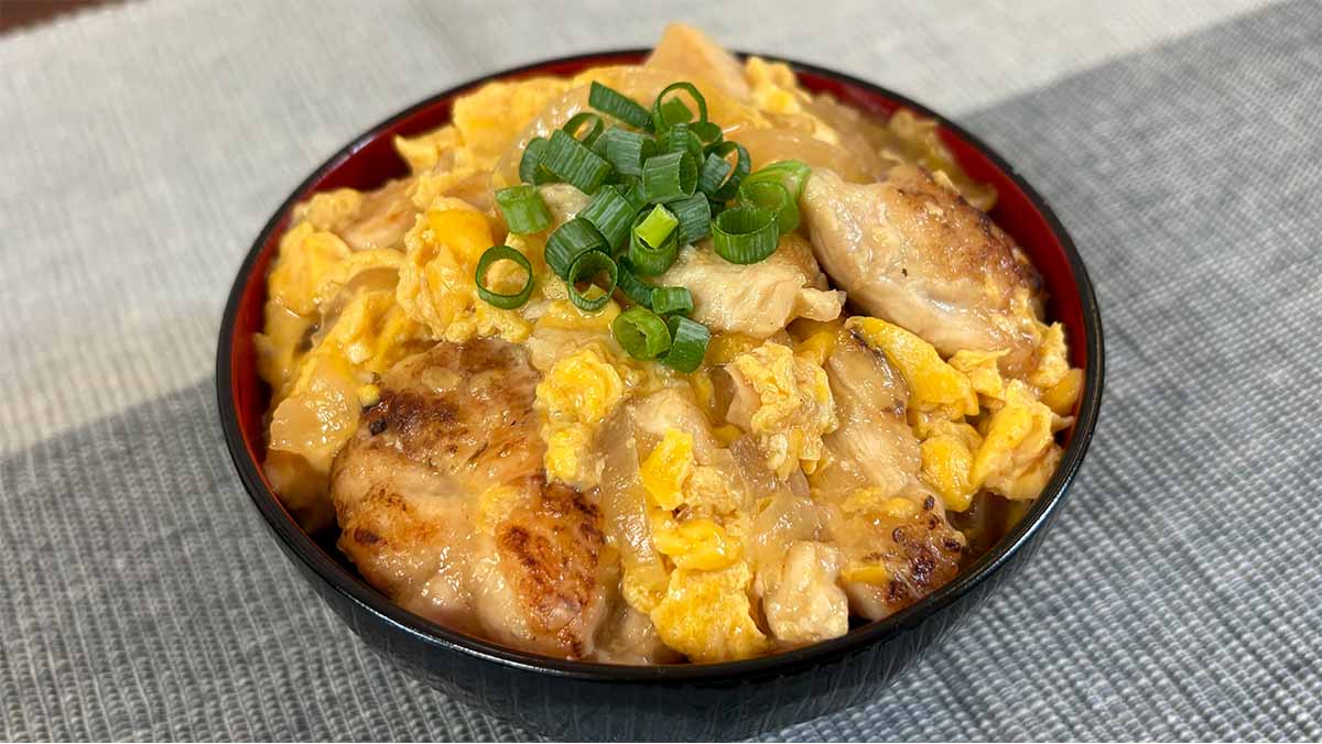 ほんだし親子丼レシピ｜サッと振りかけて蒸すだけ！だし香る本格味、決め手は『小さじ1/2』