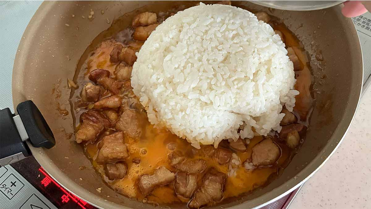 焦がしにんにく肉盛りチャーハン