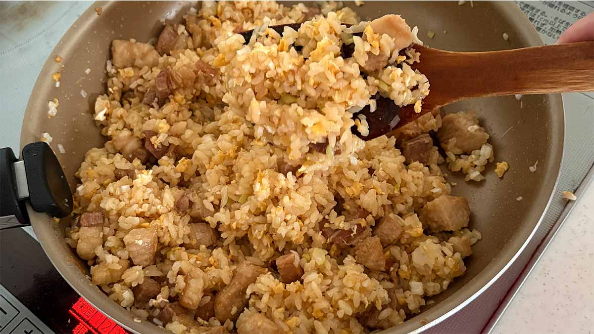焦がしにんにく肉盛りチャーハン
