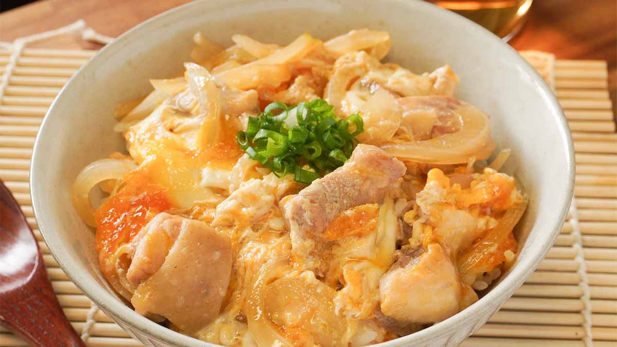 親子丼はフライパンで簡単に作れる！美味しい作り方のコツは「コールドスタート」