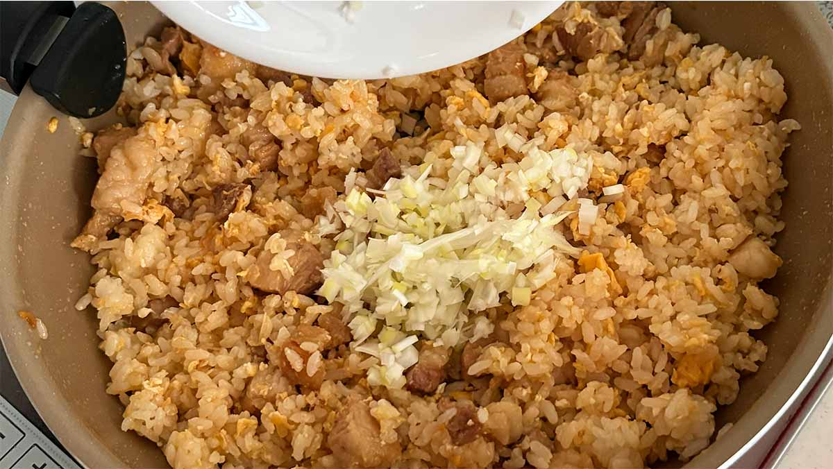 焦がしにんにく肉盛りチャーハン