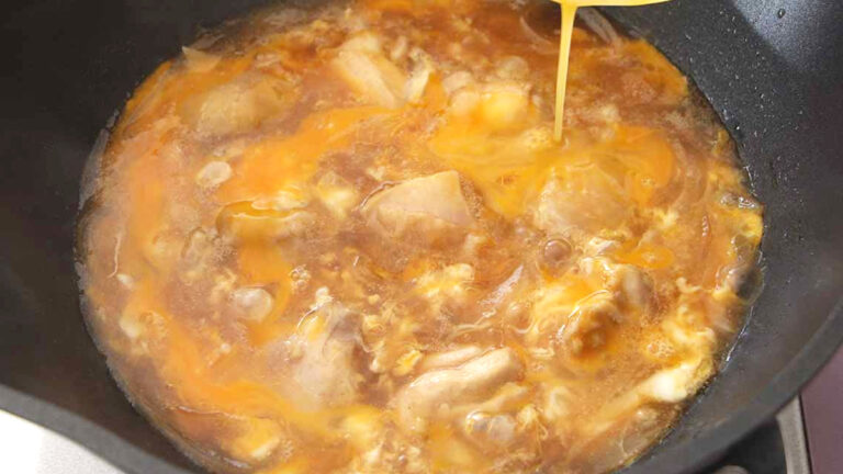 つゆだく親子丼レシピ|入れるだけでお店並みの仕上がり!決め手は「小さじ1/2」