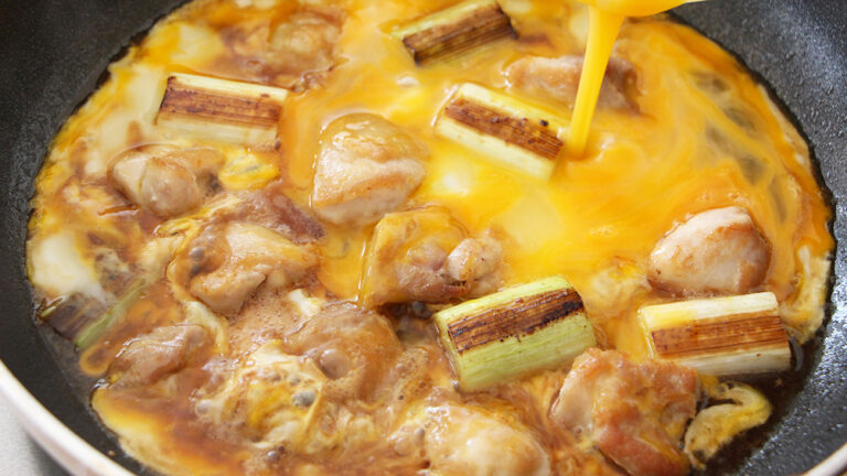 長ねぎ親子丼レシピ|鶏の旨味を無駄なく活用!フライパンひとつでお手軽「卵は2回」が決め手