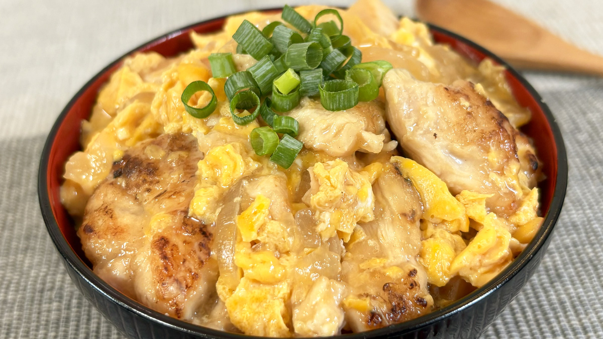 ほんだし親子丼レシピ｜サッと振りかけて蒸すだけ！だし香る本格味、決め手は『小さじ1/2』
