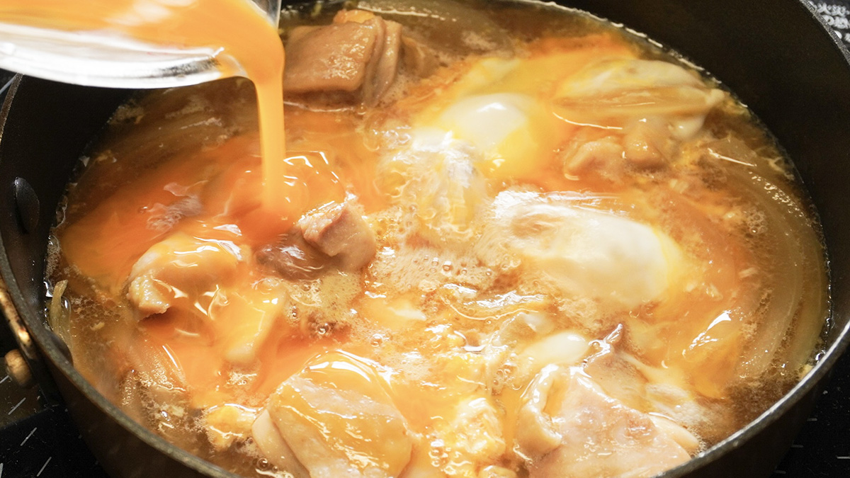 親子丼はフライパンで簡単に作れる!美味しい作り方のコツは「コールドスタート」