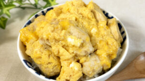 玉ねぎなし親子丼レシピ「鶏肉と卵だけで簡単」15分で完成！ふんわり半熟丼